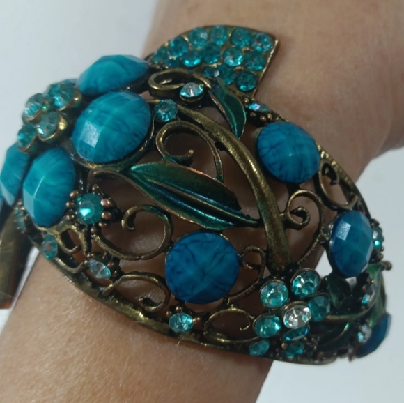 Vintage Hinged Bracelet Fish Blue Stones Brass Beautiful Statement Piece - Picture 5 of 12